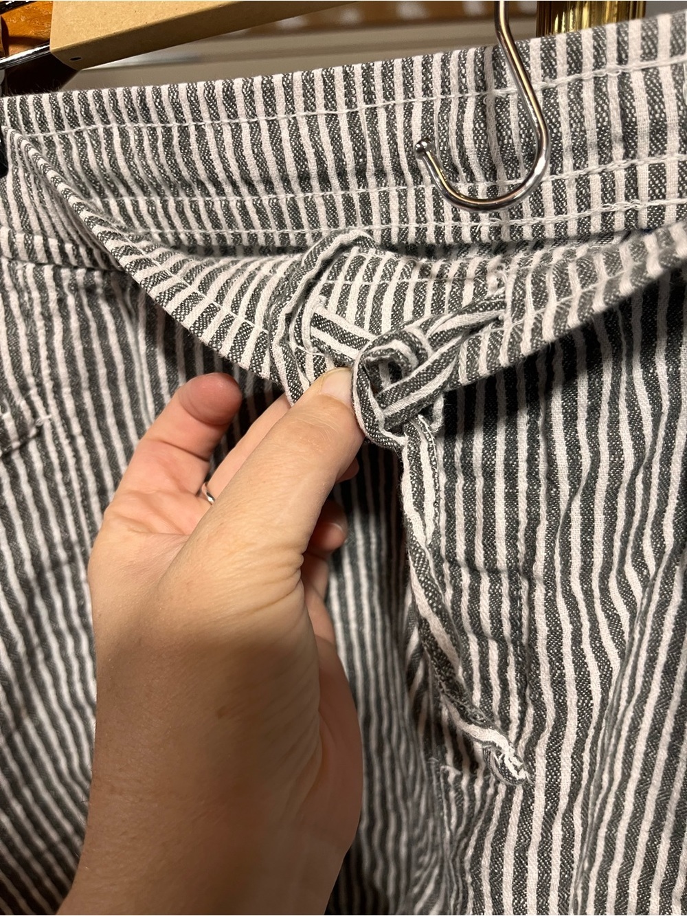 Old Navy Women's Linen Blend High Waist Striped Shorts - White & Gray XL - Picture 6 of 10